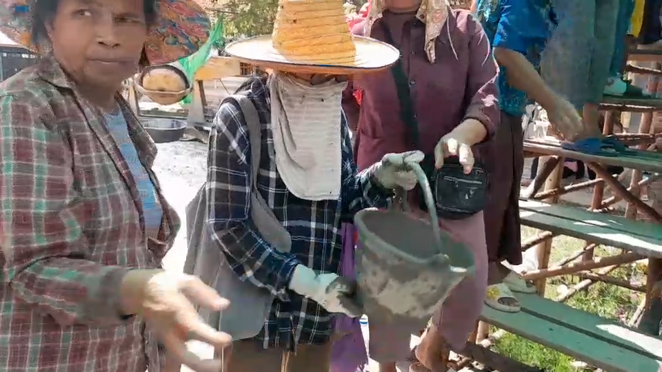 --- สุรินทร์ - บุญใหญ่ ชาวบ้านทั้งเด็กและผู้ใหญ่ คนเฒ่าคนแก่ เฮโล ลงแขกส่งต่อถังปูน สร้างพระพุทธรูปองค์ใหญ่ ความสามัคคีในชทบทที่หาดูยาก คอหวยไม่พลาดส่องเลขเด็ด