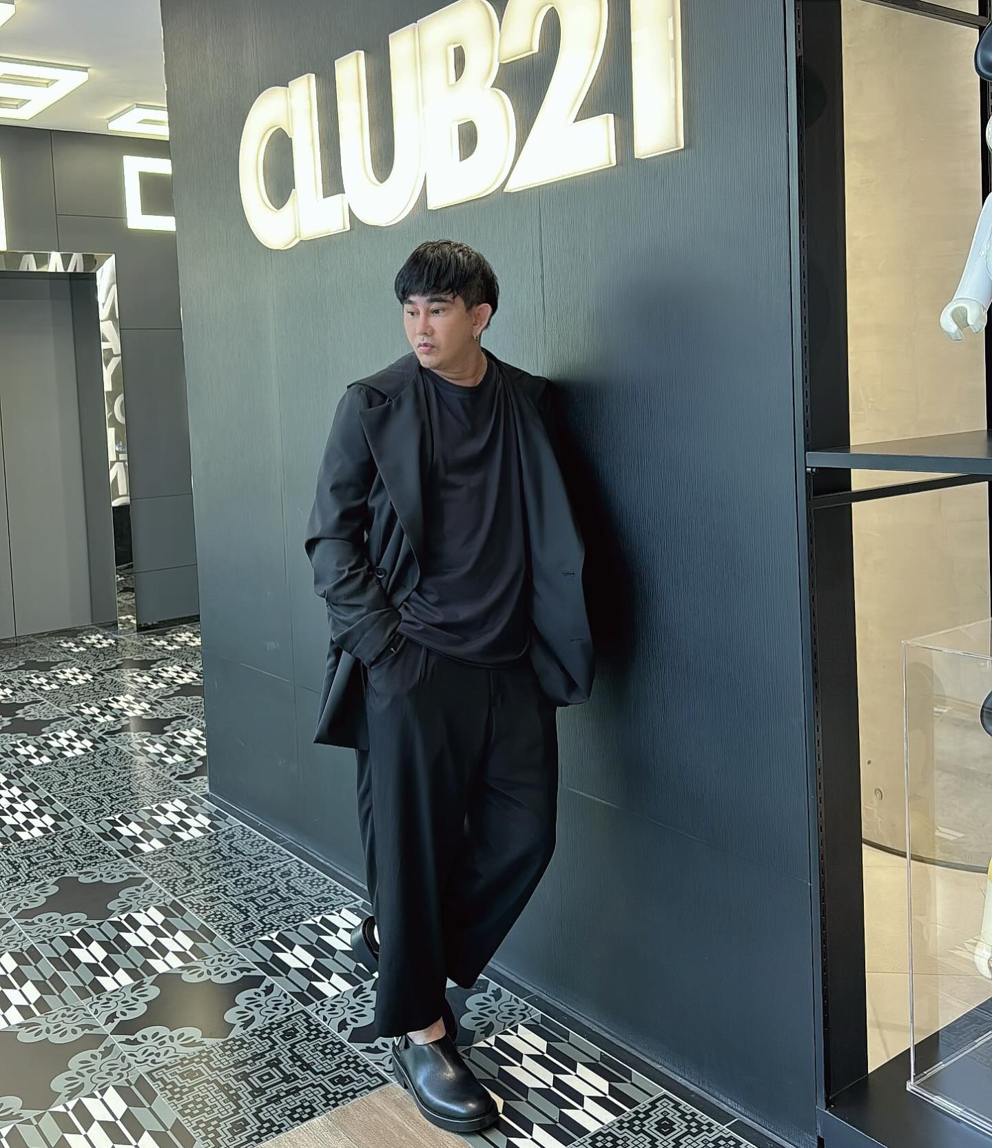 พชร์ อานนท์