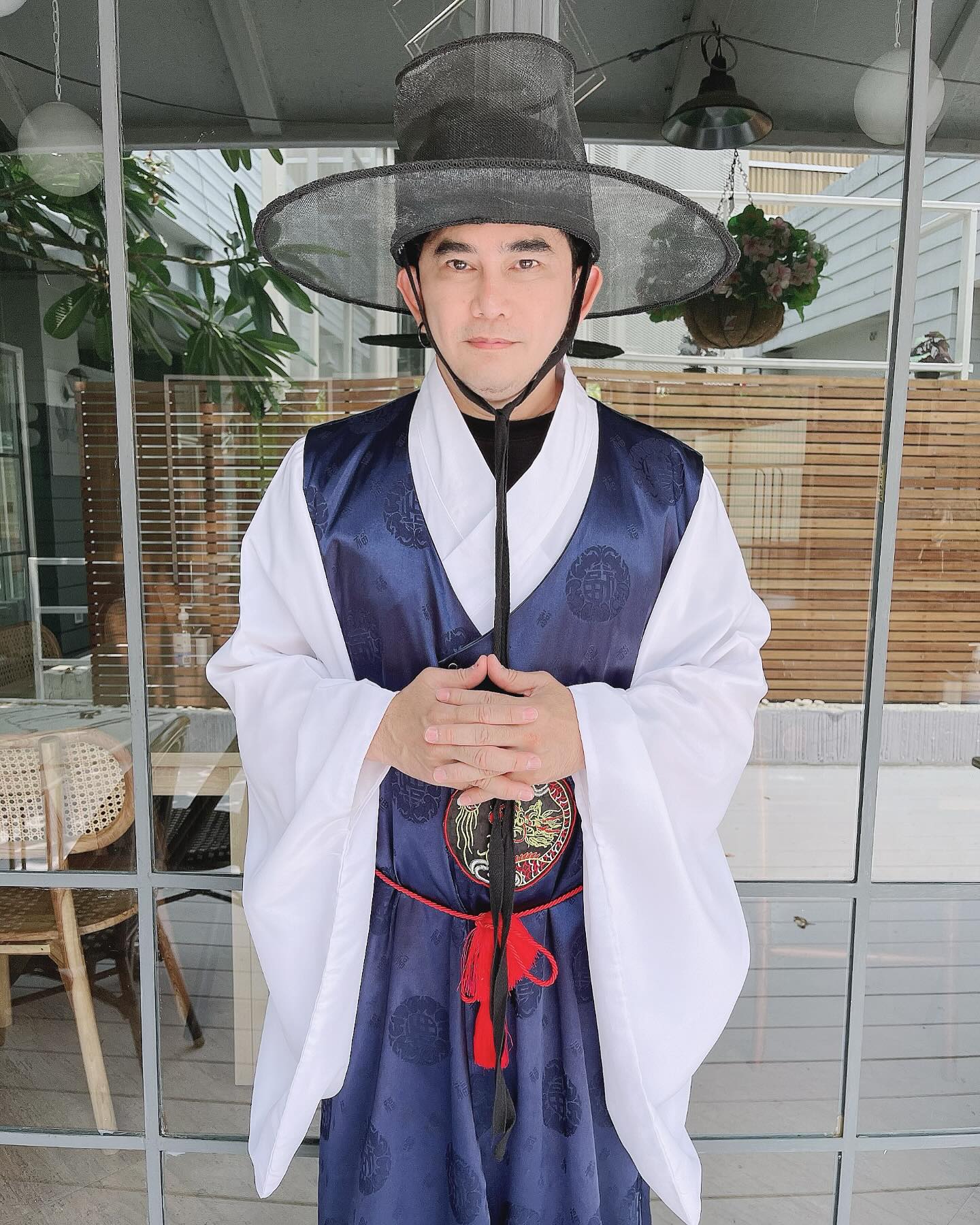 พชร์ อานนท์