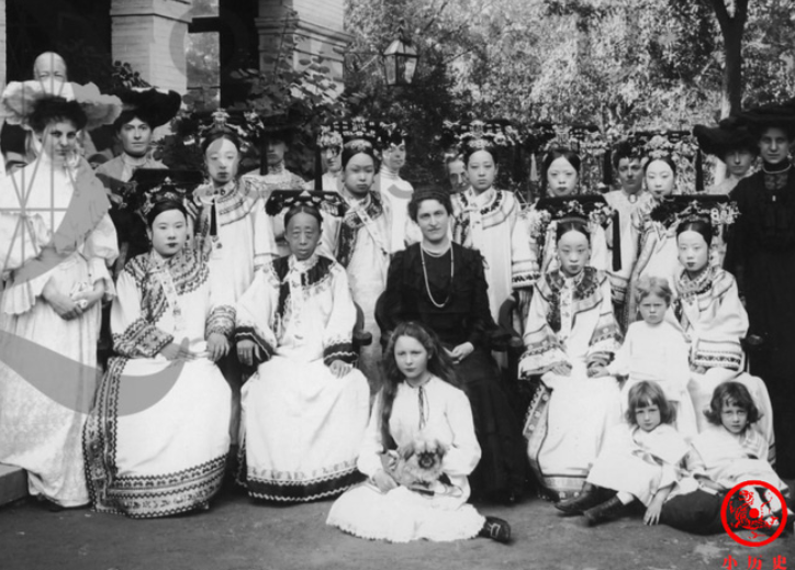 เจ้าหญิงหรงโซ่ว (นั่งที่สองจากซ้าย)  ที่ได้รับการอุปการะจากพระพันปีซูสีไทเฮา