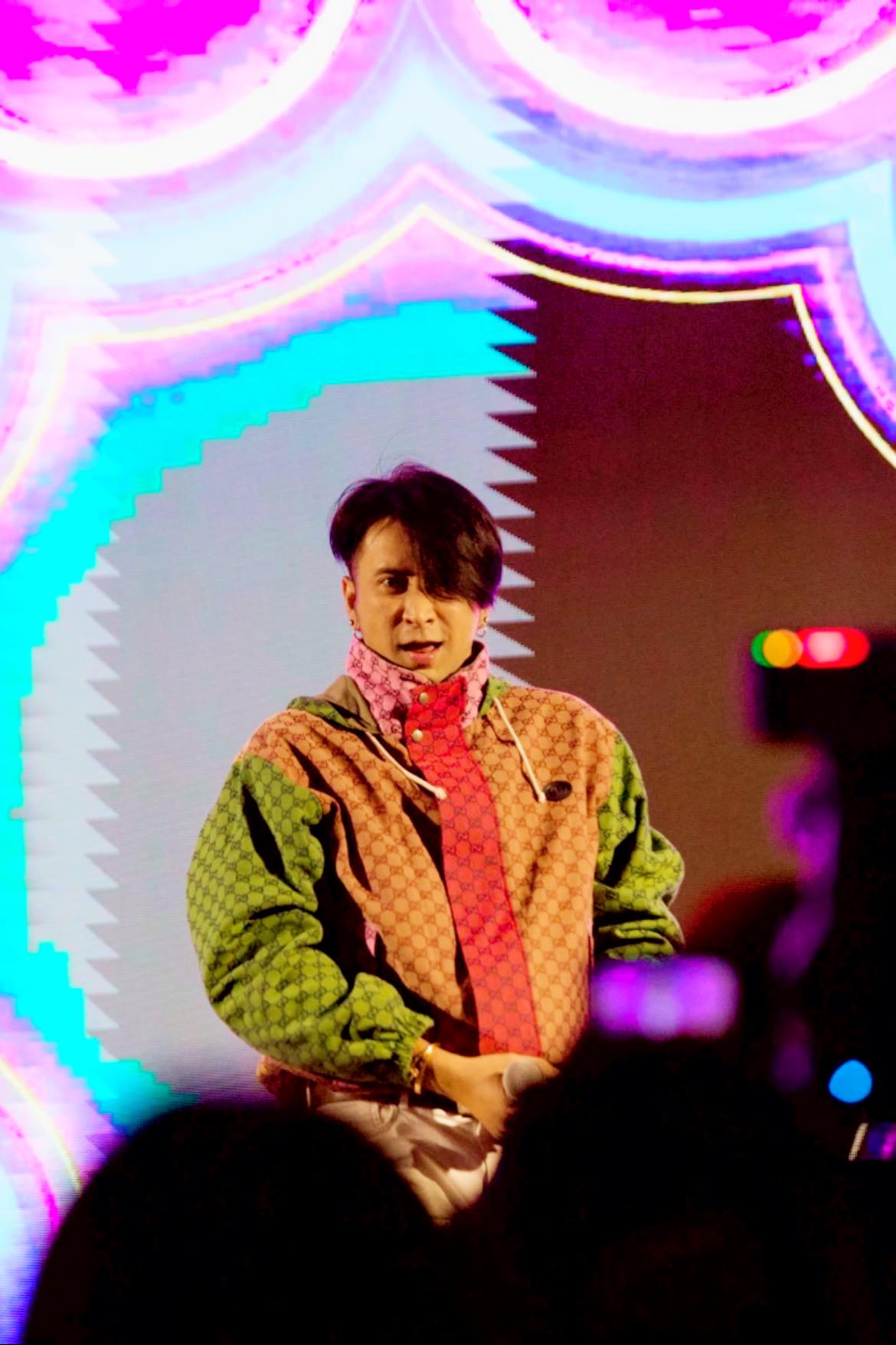 บอล เชิญยิ้ม