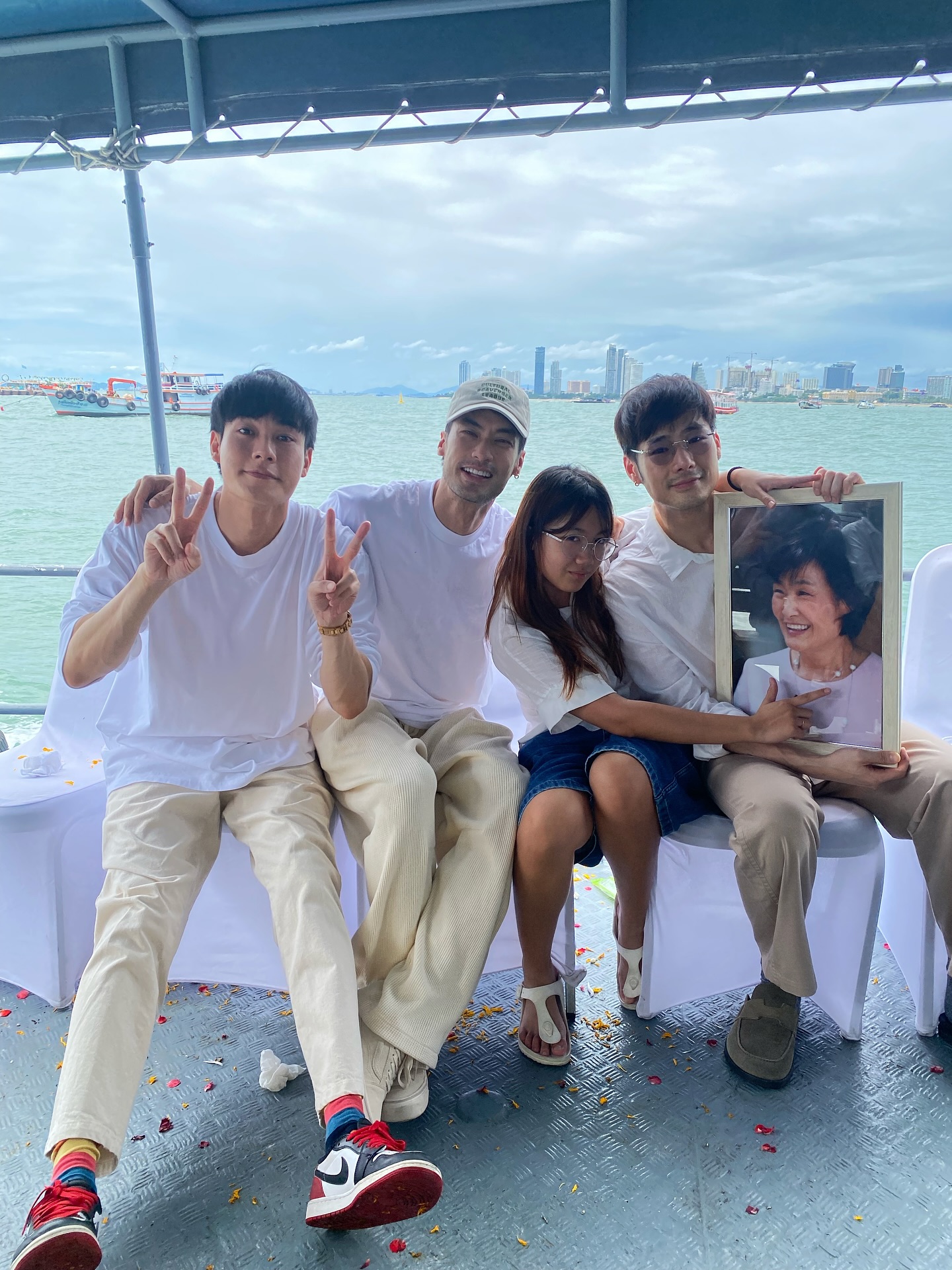 หน่อง ธนา