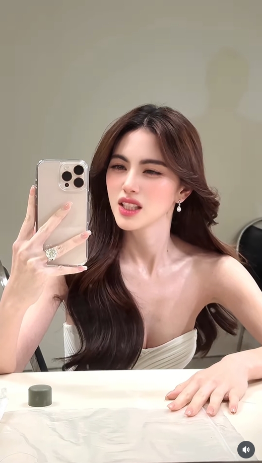 ใหม่ ดาวิกา