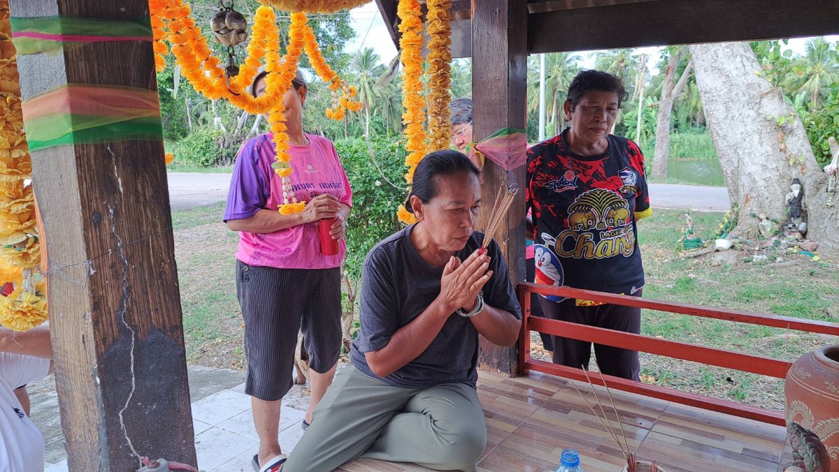 ราชบุรี – นักเสี่ยงโชคแห่ขอเลขเด็ด 