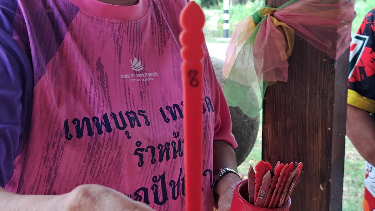 ราชบุรี – นักเสี่ยงโชคแห่ขอเลขเด็ด 