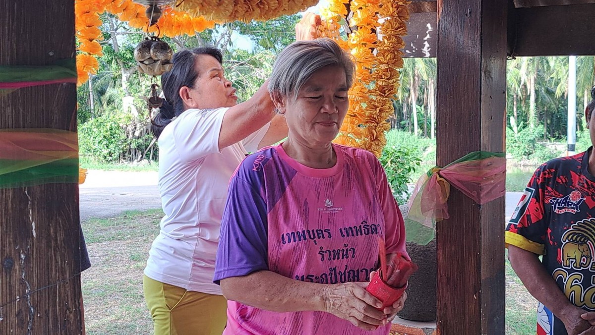 ราชบุรี – นักเสี่ยงโชคแห่ขอเลขเด็ด 