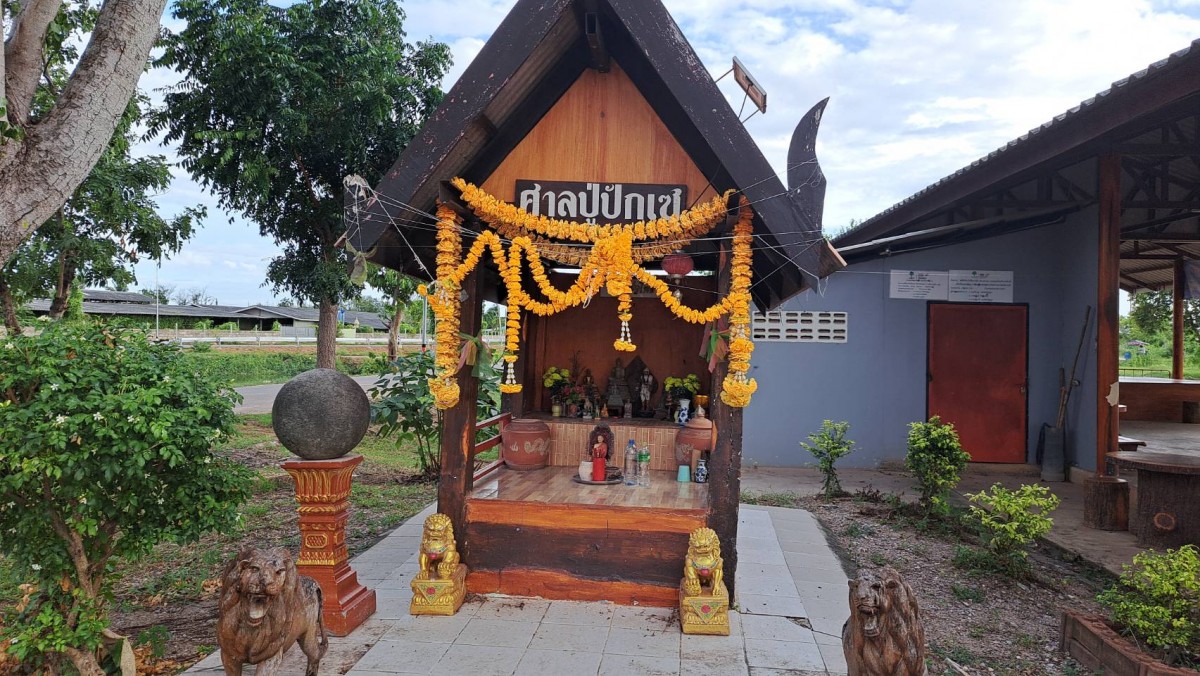 ราชบุรี – นักเสี่ยงโชคแห่ขอเลขเด็ด 