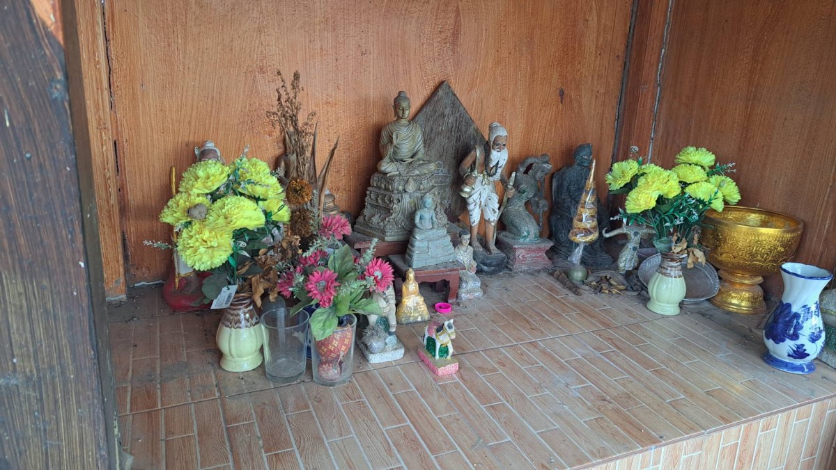 ราชบุรี – นักเสี่ยงโชคแห่ขอเลขเด็ด 