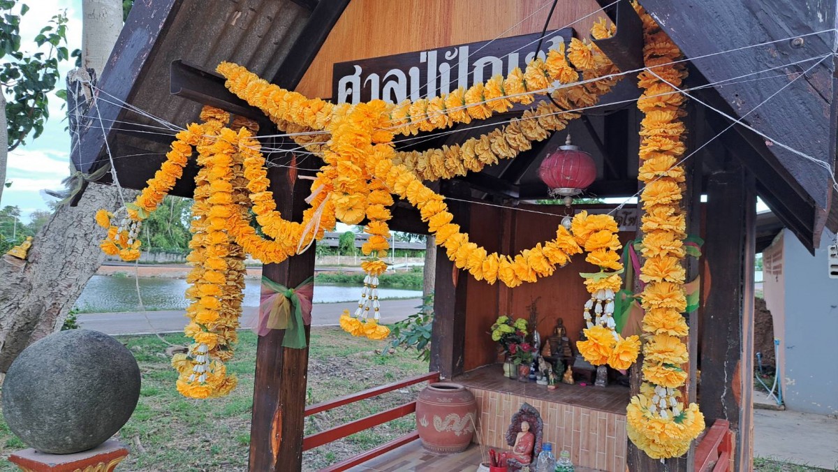 ราชบุรี – นักเสี่ยงโชคแห่ขอเลขเด็ด 