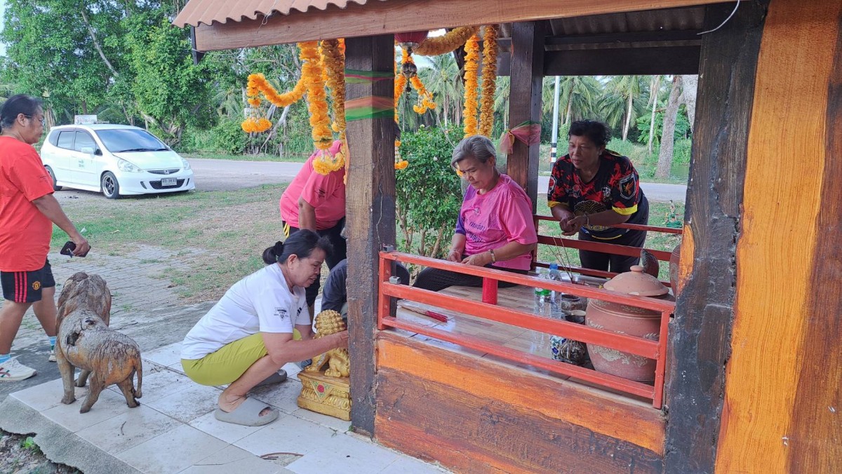 ราชบุรี – นักเสี่ยงโชคแห่ขอเลขเด็ด 