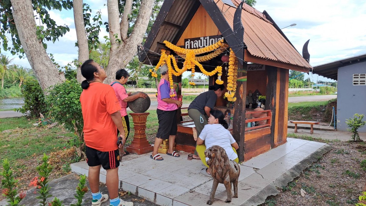 ราชบุรี – นักเสี่ยงโชคแห่ขอเลขเด็ด 