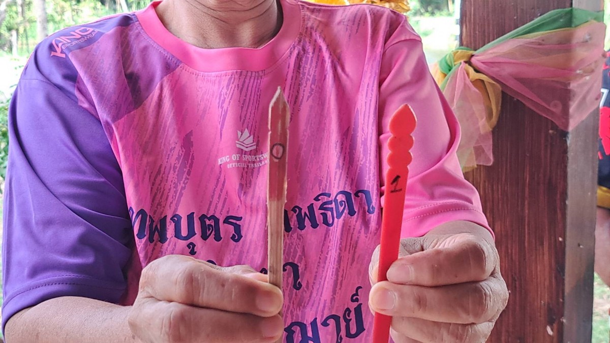 ราชบุรี – นักเสี่ยงโชคแห่ขอเลขเด็ด 