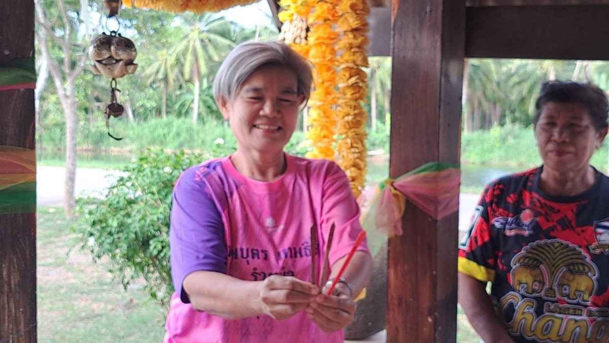 ราชบุรี – นักเสี่ยงโชคแห่ขอเลขเด็ด 