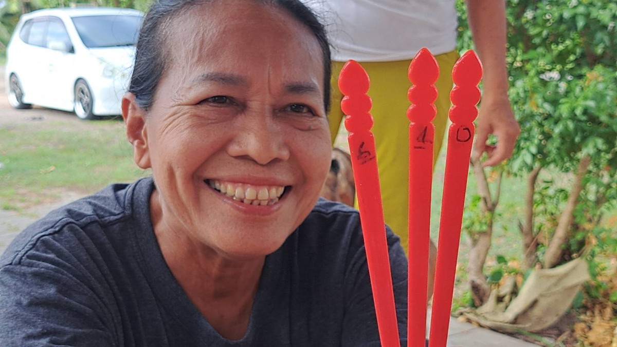 ราชบุรี – นักเสี่ยงโชคแห่ขอเลขเด็ด 