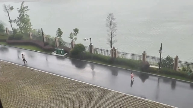 เด็กหญิงถูกพายุพัด แม่เร่งเดินหนี