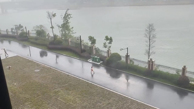 เด็กหญิงถูกพายุพัด แม่เร่งเดินหนี