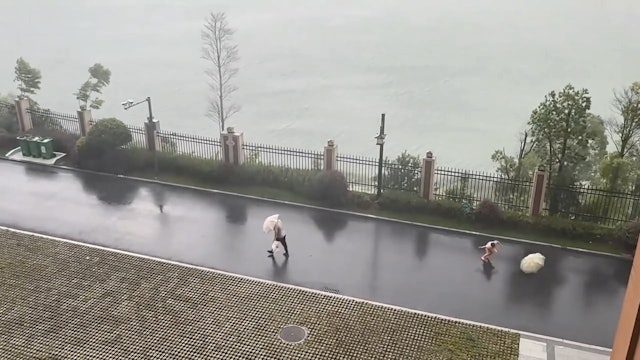 เด็กหญิงถูกพายุพัด แม่เร่งเดินหนี