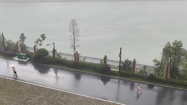 เด็กหญิงถูกพายุพัด แม่เร่งเดินหนี