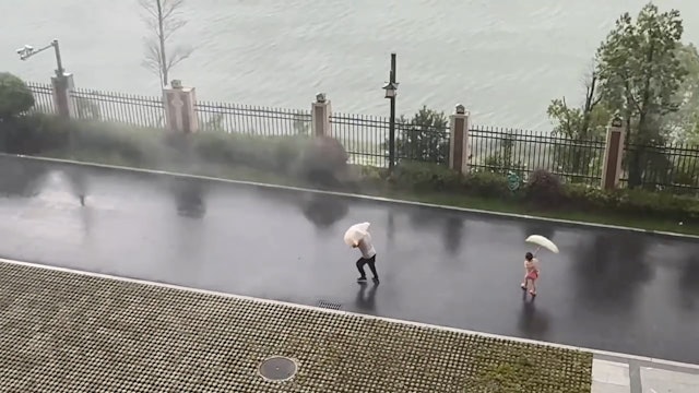 เด็กหญิงถูกพายุพัด แม่เร่งเดินหนี