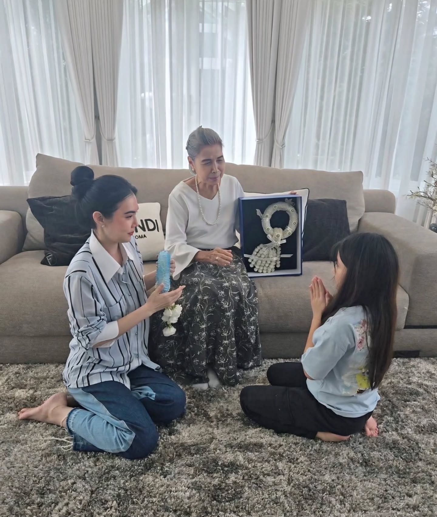 เมย์ เฟื่องอารมย์