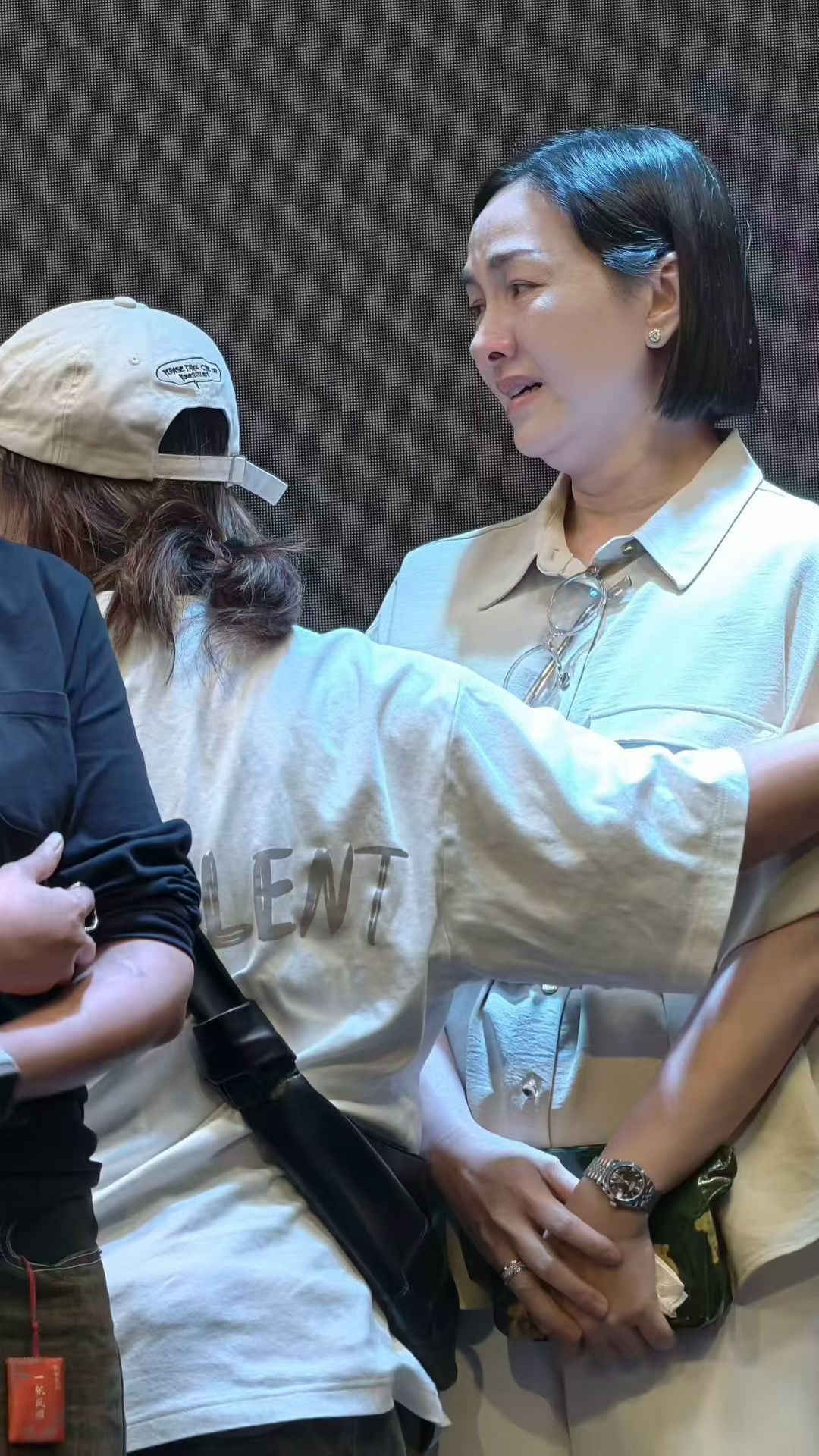 ออม กรณ์นภัส ดราม่าแฟนไซน์จีน ผู้จัดลอยแพกลางงาน