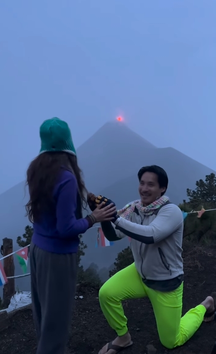 เหมือนฝัน! หนุ่มขอแต่งงานแฟนสาว มีภูเขาไฟปะทุเป็นฉากหลัง