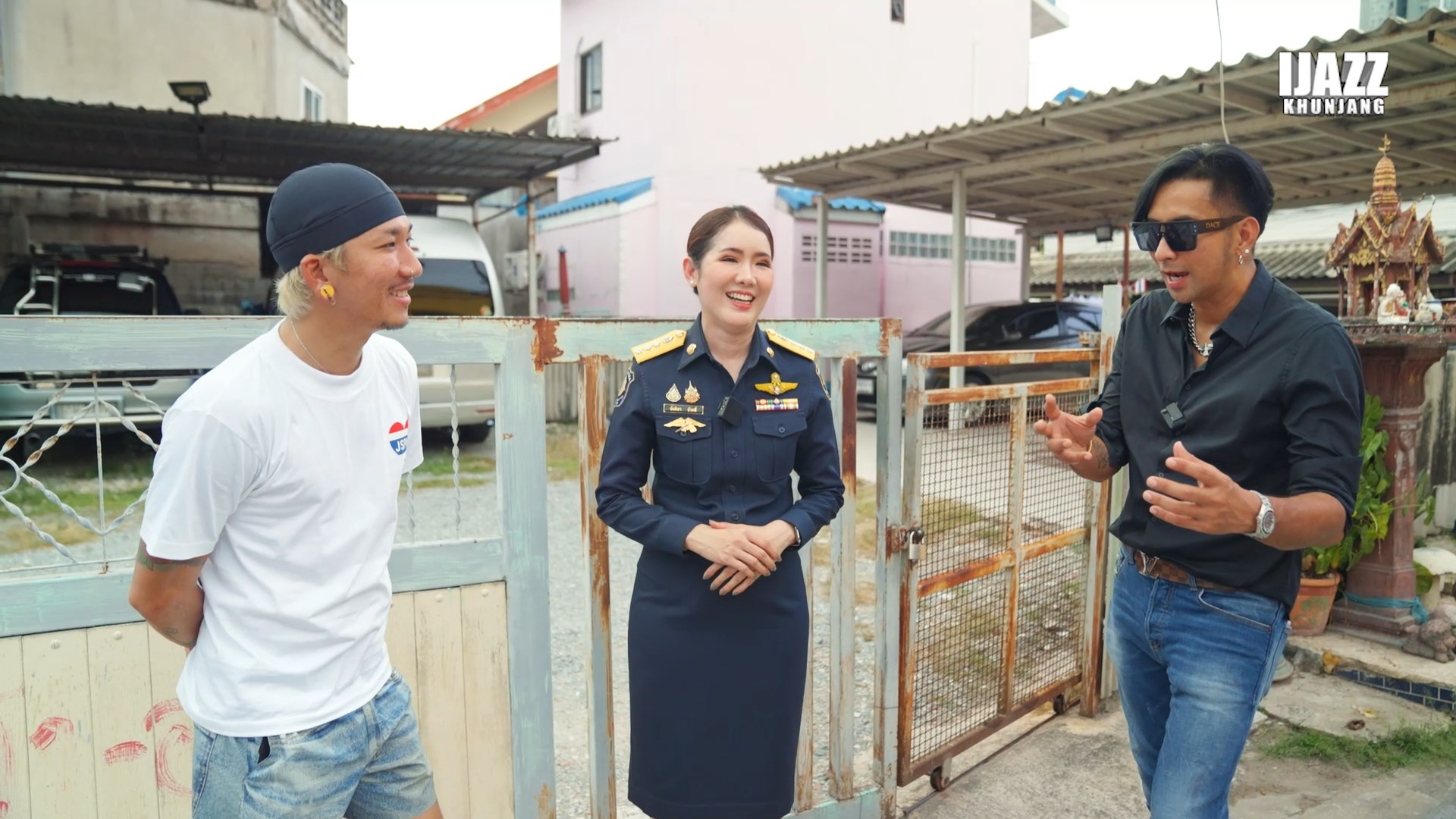 บอล เชิญยิ้ม