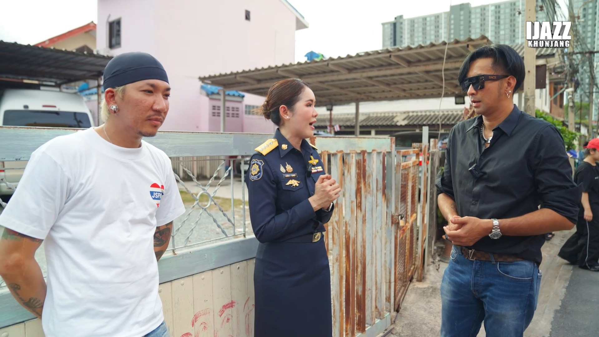 บอล เชิญยิ้ม