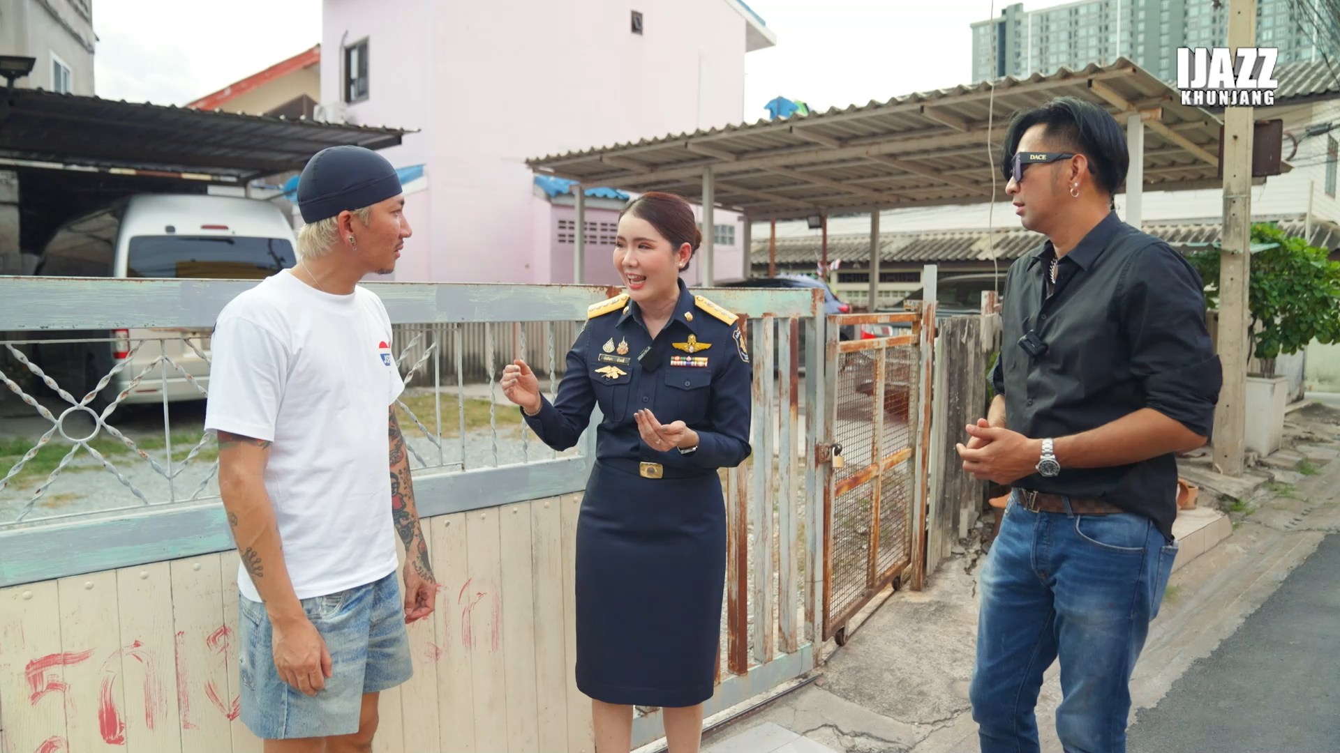 บอล เชิญยิ้ม