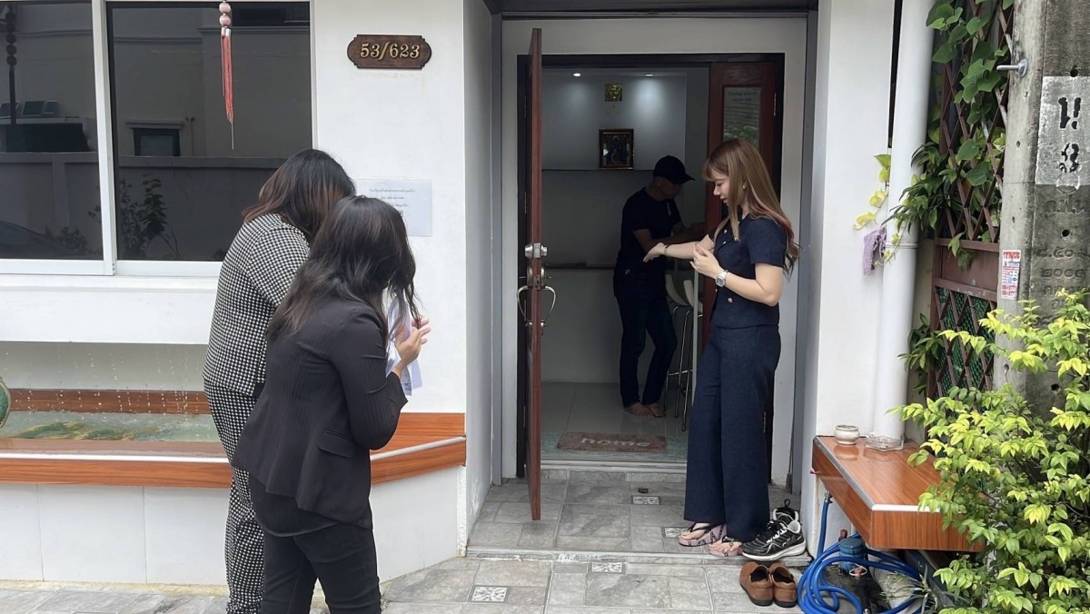 นนทบุรี จากคุณนายกลายเป็นยาจก สาวร้องทนายดังชีวิตพังเพราะโดนลูกน้องหลอก ถูกฟ้อง ติดคุก คิดฆ่าตัวตาย เมื่อวันที่ 19 กันยายน 68 ที่สำนักงานมูลนิธิรณรงค์ทวงคืนความยุติธรรมในสังคม ถนนแจ้งวัฒนะ ตำบลบางตลาด อำเภอปากเกร็ด จังหวัดนนทบุรี น.ส.พรรณทิพา หรือปุ้ม อาย