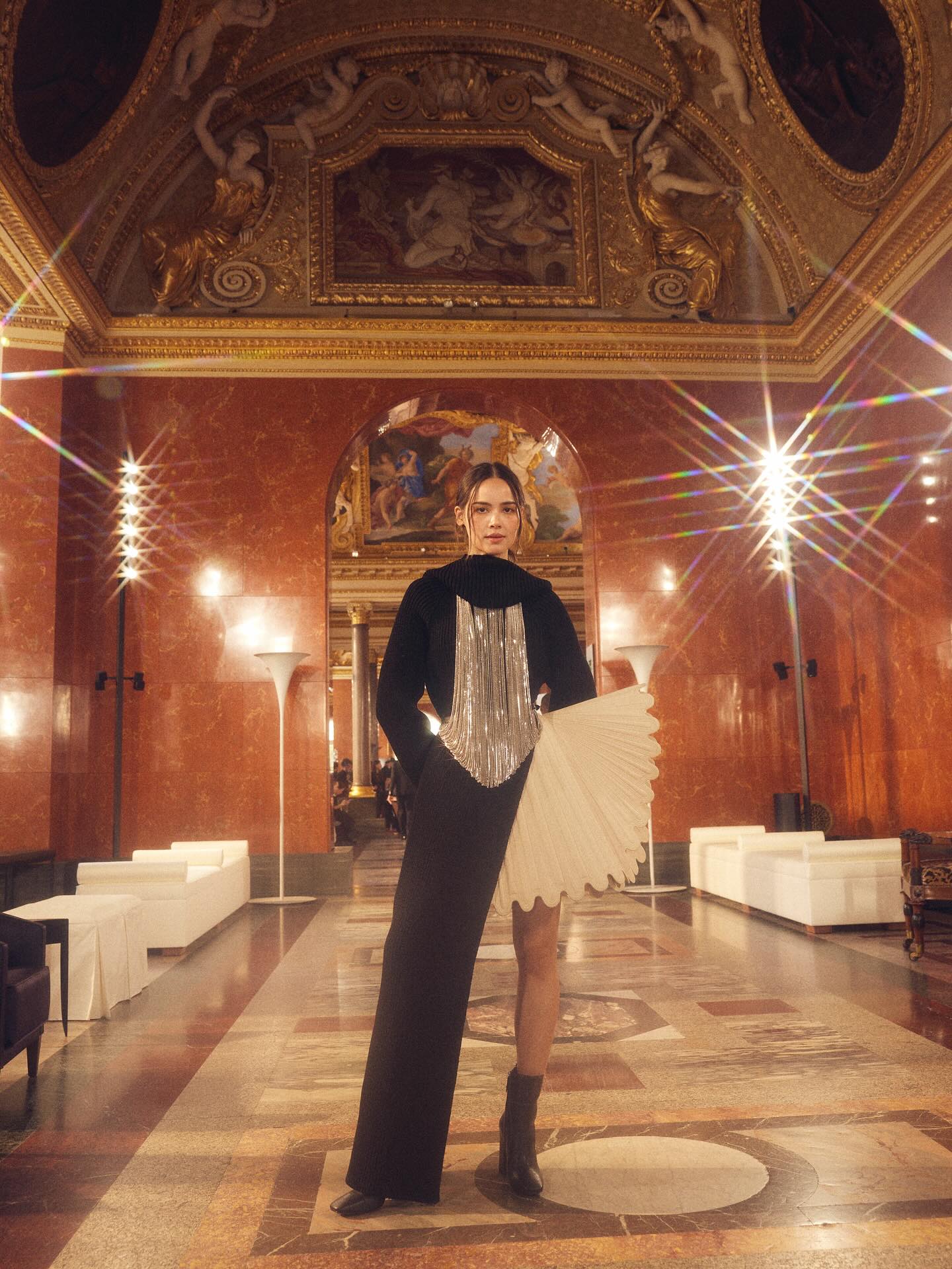 ลิซ่า-ญาญ่า ถ่ายภาพคู่ใน Paris Fashion Week 2025 แฟนๆ ยกให้เป็นเฟรมนางฟ้า