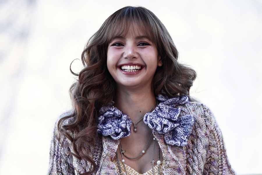 ลิซ่า-ญาญ่า ถ่ายภาพคู่ใน Paris Fashion Week 2025 แฟนๆ ยกให้เป็นเฟรมนางฟ้า