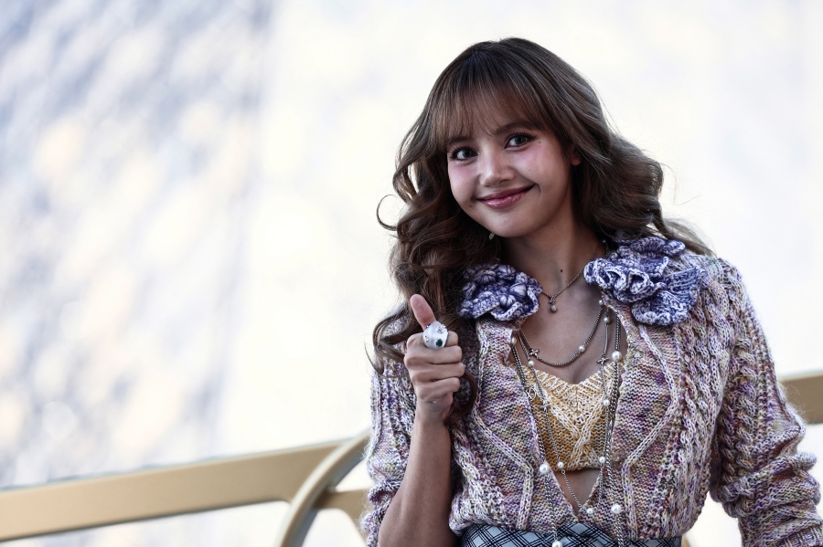 ลิซ่า-ญาญ่า ถ่ายภาพคู่ใน Paris Fashion Week 2025 แฟนๆ ยกให้เป็นเฟรมนางฟ้า