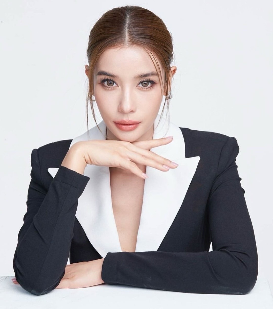 “วิว วรรณรท” โพสต์คำเดียว “เหนื่อย” เกิดอะไรขึ้น?