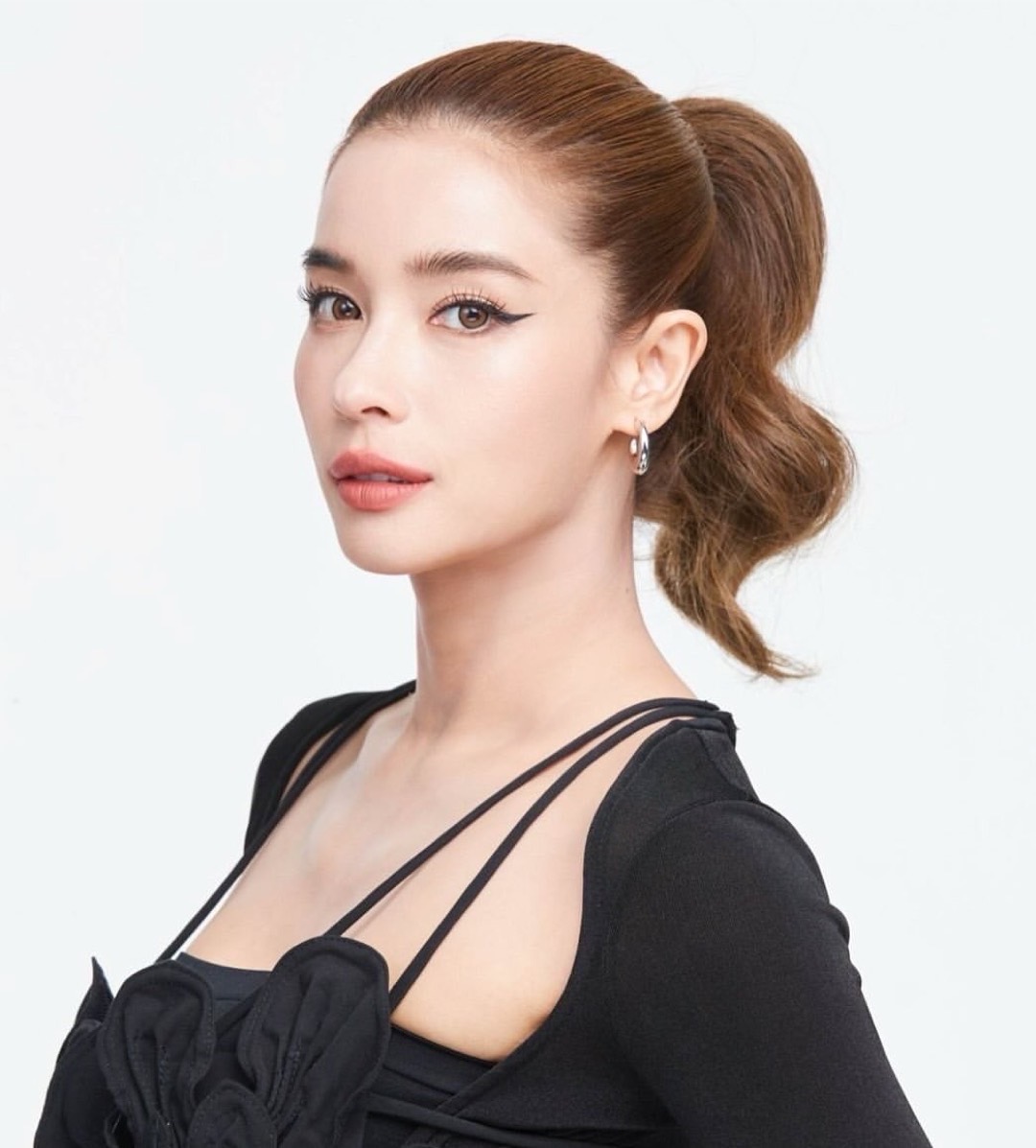 “วิว วรรณรท” โพสต์คำเดียว “เหนื่อย” เกิดอะไรขึ้น?