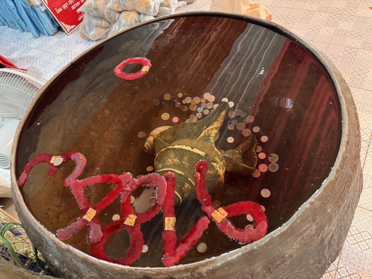 ชาวมาเลยเซีย ขอพรกุมารเจ้าสัวเฮง ใกล้วันหวยออกชาวบ้านส่องเลขอ่างน้ำมนต์ มีเลขลอยเด่นอยู่เลขเดียว