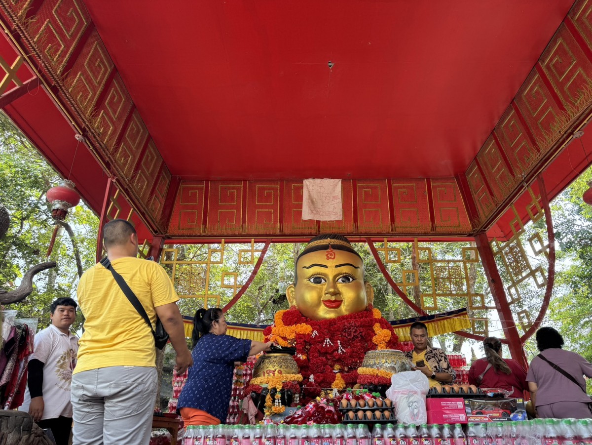 ชาวมาเลยเซีย ขอพรกุมารเจ้าสัวเฮง ใกล้วันหวยออกชาวบ้านส่องเลขอ่างน้ำมนต์ มีเลขลอยเด่นอยู่เลขเดียว