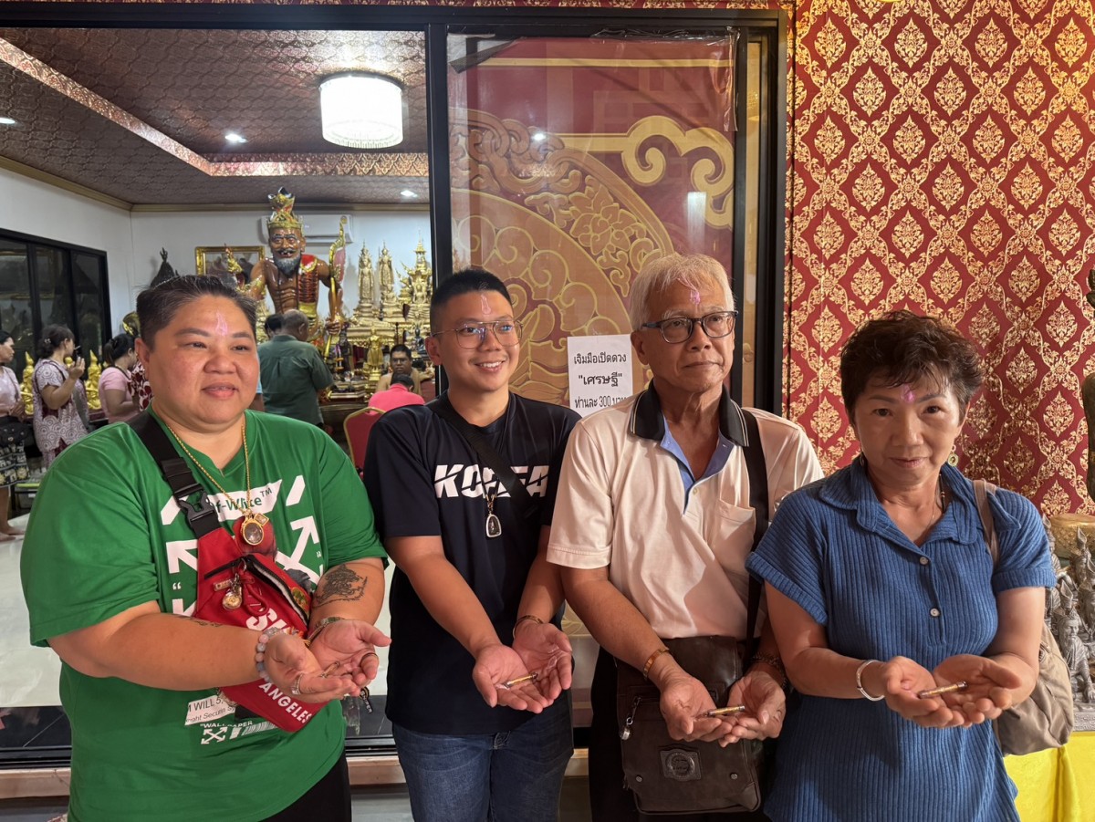 ชาวมาเลยเซีย ขอพรกุมารเจ้าสัวเฮง ใกล้วันหวยออกชาวบ้านส่องเลขอ่างน้ำมนต์ มีเลขลอยเด่นอยู่เลขเดียว