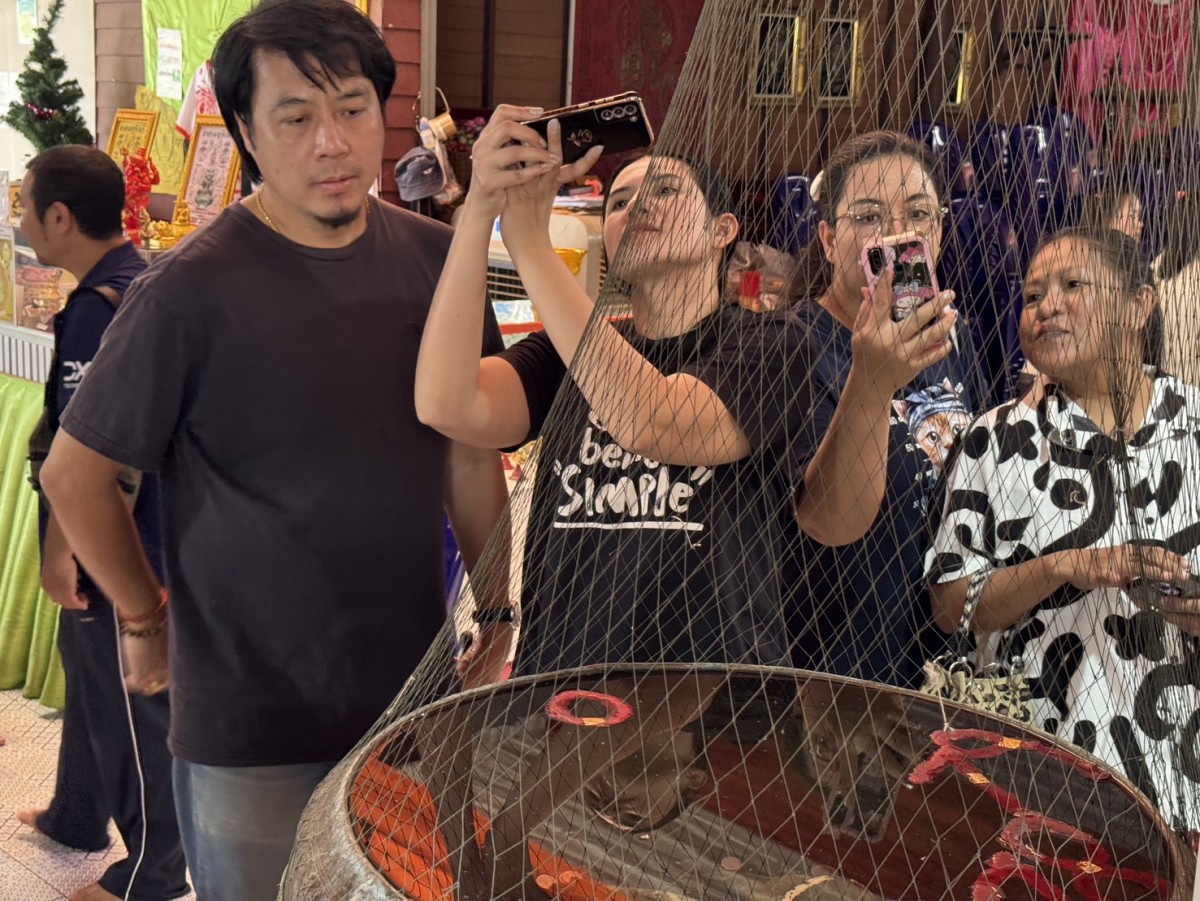 ชาวมาเลยเซีย ขอพรกุมารเจ้าสัวเฮง ใกล้วันหวยออกชาวบ้านส่องเลขอ่างน้ำมนต์ มีเลขลอยเด่นอยู่เลขเดียว