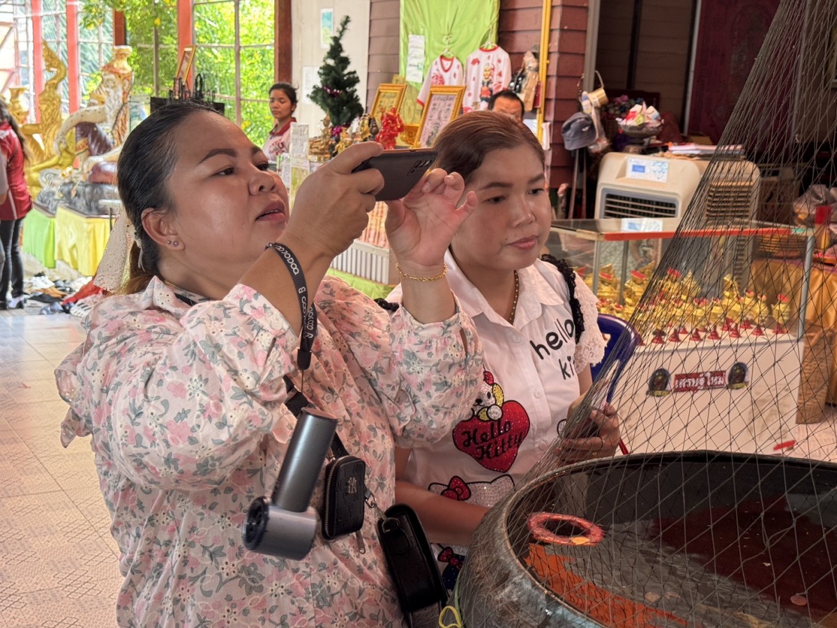 ชาวมาเลยเซีย ขอพรกุมารเจ้าสัวเฮง ใกล้วันหวยออกชาวบ้านส่องเลขอ่างน้ำมนต์ มีเลขลอยเด่นอยู่เลขเดียว