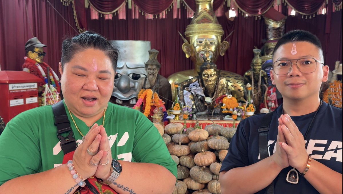 ชาวมาเลยเซีย ขอพรกุมารเจ้าสัวเฮง ใกล้วันหวยออกชาวบ้านส่องเลขอ่างน้ำมนต์ มีเลขลอยเด่นอยู่เลขเดียว