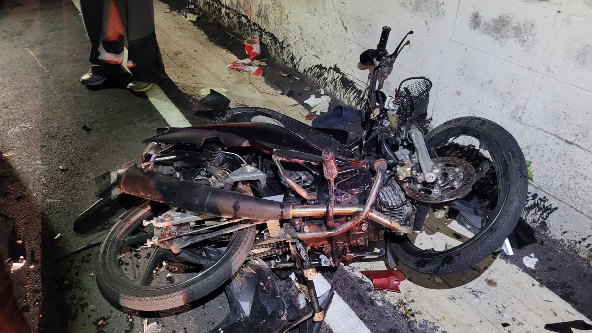 จีพีเอสหยุดนิ่ง สาวเอะใจตามดู พบแฟนขี่มอไซค์ชนประสานงา เสียชีวิตคู่กลางซอย