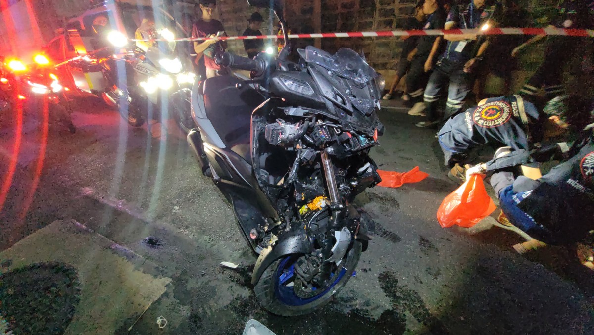 จีพีเอสหยุดนิ่ง สาวเอะใจตามดู พบแฟนขี่มอไซค์ชนประสานงา เสียชีวิตคู่กลางซอย