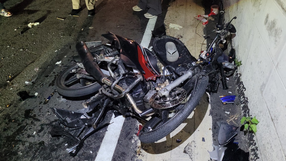 จีพีเอสหยุดนิ่ง สาวเอะใจตามดู พบแฟนขี่มอไซค์ชนประสานงา เสียชีวิตคู่กลางซอย