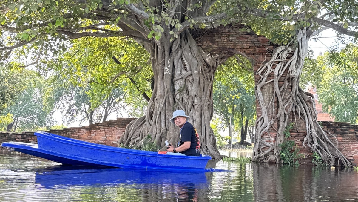 น้ำท่วมอยุธยา โบราณสถานวัดพระงามจมน้ำ ประตูแห่งกาลเวลา กลายเป็นฉากอันซีนกลางวิกฤติ ชาวบ้านพึ่งเรือหารายได้