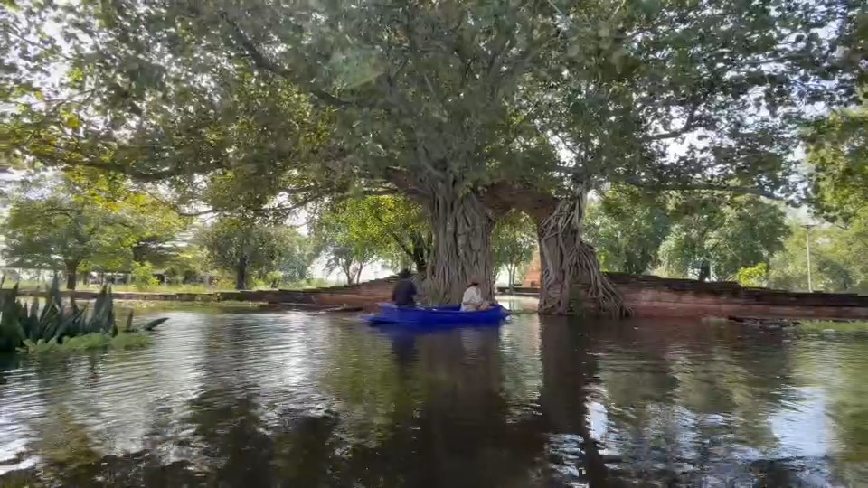 น้ำท่วมอยุธยา โบราณสถานวัดพระงามจมน้ำ ประตูแห่งกาลเวลา กลายเป็นฉากอันซีนกลางวิกฤติ ชาวบ้านพึ่งเรือหารายได้