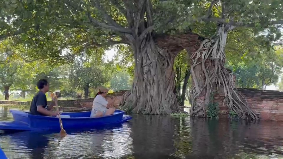 น้ำท่วมอยุธยา โบราณสถานวัดพระงามจมน้ำ ประตูแห่งกาลเวลา กลายเป็นฉากอันซีนกลางวิกฤติ ชาวบ้านพึ่งเรือหารายได้