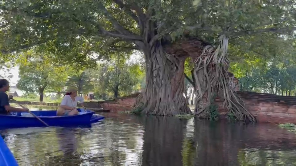 น้ำท่วมอยุธยา โบราณสถานวัดพระงามจมน้ำ ประตูแห่งกาลเวลา กลายเป็นฉากอันซีนกลางวิกฤติ ชาวบ้านพึ่งเรือหารายได้