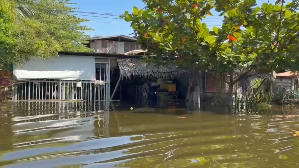 น้ำท่วมอยุธยา โบราณสถานวัดพระงามจมน้ำ ประตูแห่งกาลเวลา กลายเป็นฉากอันซีนกลางวิกฤติ ชาวบ้านพึ่งเรือหารายได้