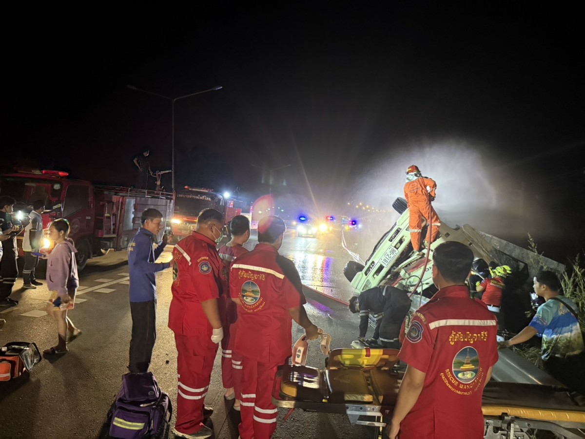 681223ขอนแก่น ระทึกช่วยเหลือคนขับรถบรรทุกอ้อยพลิกคว่ำแก๊สรั่ว